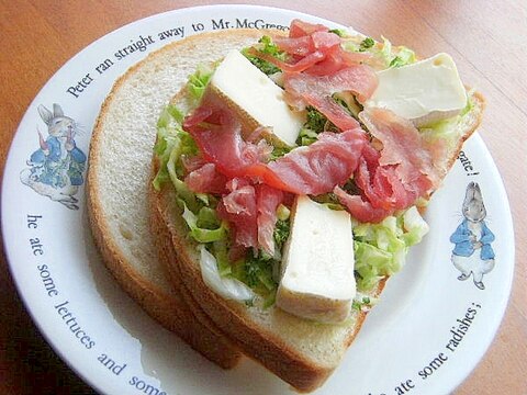 ドイツの白パンでサンドイッチ♪（カマンベール他）